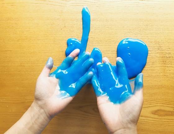 만지는 대로 모양이 변해 인기인 액체괴물(슬라임) 장난감. 재미있긴 해도 옷에 묻으면 낭패다.