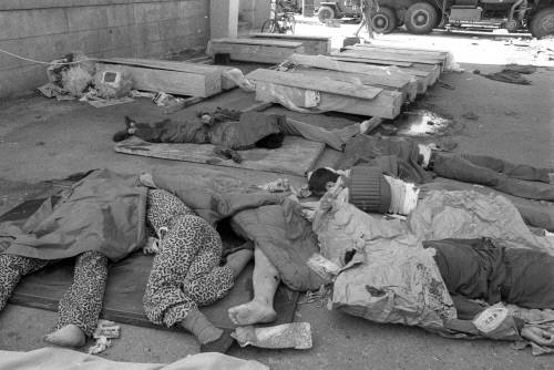 전남도청 앞에 집결된 5·18 민주화 운동 희생자들의 관과 시체들. 경향신문 자료사진