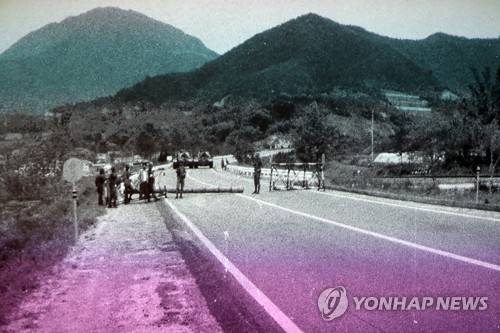 광주 외곽 통제하는 5·18 계엄군 (광주=연합뉴스) 9일 5·18민주화운동기록관은 1980년 5월 기록한 광주항쟁 영상을 공개했다. 기록관이 익명의 수집가로부터 입수한 영상은 1980년 5월 20일부터 6월 1일까지 국군통합병원과 적십자병원 환자 치료 상황, 전남도청 기자회견 등 광주 일대와 근교를 촬영했다. 세상에 처음으로 공개되는 이 영상은 이달 10일부터 30일까지 기록관 3층에서 상영한다. 사진은 당시 광주 외곽을 통제하는 계엄군의 모습. 2018.5.9 [5·18민주화운동기록관 공개 영상 캡처=연합뉴스]      hs@yna.co.kr