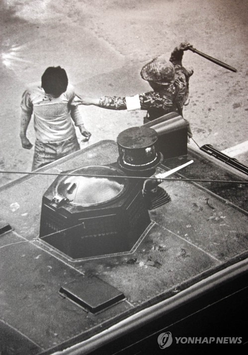 1980년 광주.민주주의는 없었다 (서울=연합뉴스) 신군부의 집권음모를 규탄하고 민주주의를 쟁취하기 위해 일어선 광주민주화운동이 38주년을 맞이하게 됐다.       1980년 당시 전남매일 사진기자로 활동했던 나경택 전 연합뉴스 광주전남취재본부장이 취재한  당시 계엄군에 구타 당하는 시민. 2018.5.17 [5.18 기념재단.연합뉴스 자료사진]      photo@yna.co.kr