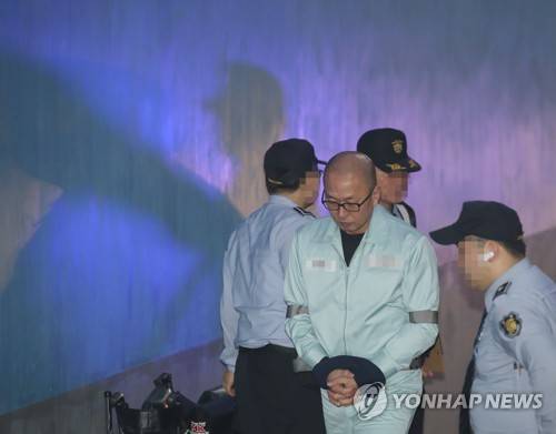 항소심 선고 출석하는 차은택 (서울=연합뉴스) 박동주 기자 = 광고사 지분 강탈 시도 등 혐의로 실형을 선고받은 광고감독 차은택 씨가 항소심 선고 공판에 출석하기 위해 18일 오전 서초구 서울고등법원으로 들어서고 있다. 2018.5.18      pdj6635@yna.co.kr