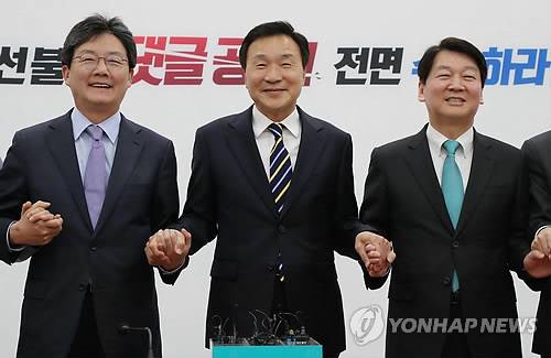 바른미래당 손잡은 손학규  (서울=연합뉴스) 김주형 기자 = 손학규 전 국민의당 상임고문이 3일 오전 국회에서 바른미래당 6·13 지방선거 중앙선거대책위원장을 수락 후 유승민(왼쪽) 공동대표, 안철수 인재영입위원장과 손을 잡은 후 기념촬영을 하고 있다. 2018.5.3   kjhpress@yna.co.kr
