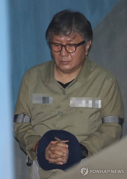 항소심 선고 출석하는 송성각 (서울=연합뉴스) 박동주 기자 = 광고사 지분 강탈 시도 등 혐의로 실형을 선고받은 송성각 전 한국콘텐츠진흥원장이 항소심 선고 공판에 출석하기 위해 18일 오전 서초구 서울고등법원으로 들어서고 있다.     pdj6635@yna.co.kr