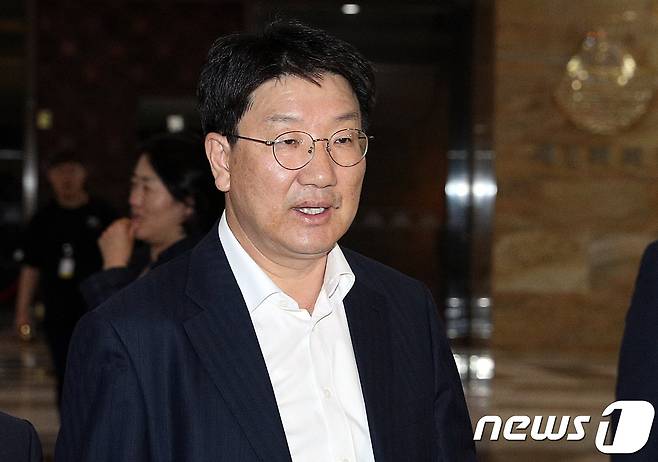 권성동 자유한국당 의원이 18일 오후 서울 여의도 국회에서 열린 긴급 의원총회에 참석하고 있다. 2018.5.18/뉴스1 © News1 신웅수 기자