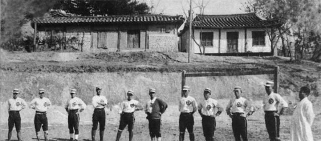 1919년 3·1운동 당시의 중앙학교 숙직실(오른쪽 건물)과 중앙학교 운동부 학생들(아래)이 사용하던 합숙소(왼쪽 건물). 교장  사택이기도 한 숙직실에서 송진우, 현상윤, 최남선, 최린 등이 천도교와 기독교 등 종교연합을 논의했다. 중앙고교 제공