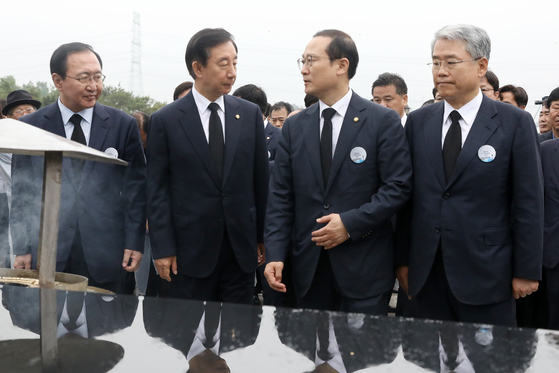 노회찬 평화와 정의의 모임 원내대표, 김성태 자유한국당 원내대표, 홍영표 더불어민주당 원내대표, 김동철 바른미래당 원내대표(왼쪽부터)가 지난 18일 광주 국립 5.18민주묘지에서 열린 '제38주년 5·18 민주화 운동 기념식'에 참석해 묵념 마친 뒤 자리를 떠나고 있다. [뉴스1]