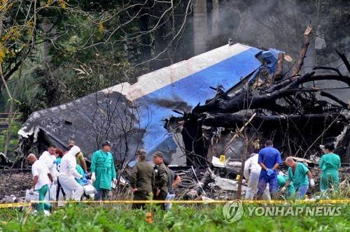 18일(현지시간) 쿠바에서 116명을 태운 민간 항공기가 수도 아바나 호세 마르티 국제공항을 이륙한 직후 추락했다고 국영 뉴스통신 프렌사 라티나 등 국영 매체와 외신이 보도했다. 사진은 사고 현장 모습. [EPA=연합뉴스]