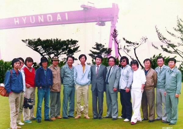 <야망의 25시> 드라마 제작 때 현대그룹은 정주영 회장이 직접 촬영장을 찾아오거나 울산 현대중공업에 제작진을 모두 초청해 견학과 접대를 하는 등 가장 협조적이었다. 왼쪽 넷째가 고석만 연출, 여섯째부터 배우 최불암, 김명균 촬영감독, 배우 길용우, 심양홍 등이다. 사진 필자 고석만 제공