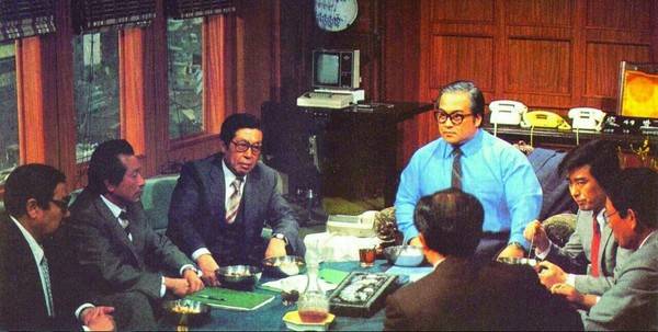 김우중의 대우그룹은 문화방송 직원의 가족을 통해 <야망의 25시> 대본을 미리 입수해 제작진이 원하는 대로 촬영 현장을 미리 만들어놓은 ‘선제적 홍보 작전’으로 대응했다. 극 중 김우중(조경환·오른쪽 셋째) 회장이 임원회의를 주재하고 있다. 사진 문화방송 제공