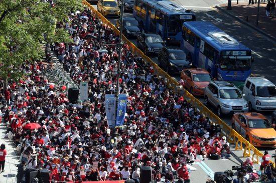 19일 오후 서울 종로구 대학로 마로니에 공원 앞에서 열린 불법촬영 편파수사 규탄집회에서 다음카페 ‘불법촬영 편파수사 규탄시위’ 를 통해 모인 여성들이 구호를 외치고 있다.  뉴시스