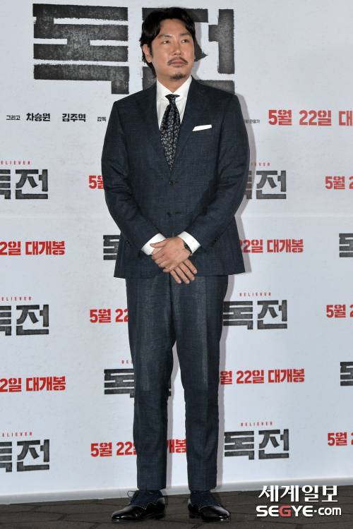 배우 조진웅이 지난 15일 서울 롯데시네마 건대점에서 열린 영화 ‘독전’의 언론시사회에 참석해 포즈를 취하고 있다.