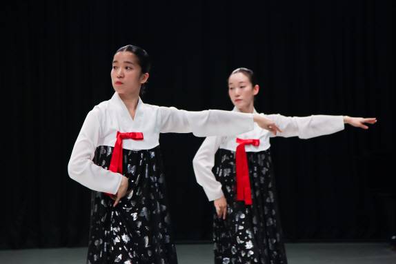 안은미컴퍼니의 ‘안은미의 북한춤’(사진=전통공연예술진흥재단).