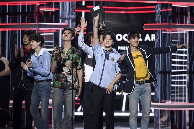 '방탄소년단'이 20일(현지시간) 미 네바다주 라스베이거스 MGM 그랜드 가든 아레나에서 열린 ' 2018 빌보드 뮤직 어워즈(BBMA)에서 한국 가수 최초로  '톱 소셜 아티스트' 상을 2년 연속 수상한 가운데 무대위에 오른 '방탄소년단'이 수상소감을 말하고 있다. AP 연합뉴스