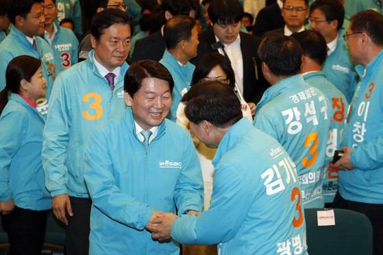 안철수 바른미래당 서울시장 후보가 21일 서울 여의도 국회도서관에서 열린 중앙선거대책위원회 발대식 및 전국 공천자 대회에 참석하며 참석자들과 인사하고 있다. [뉴스1]