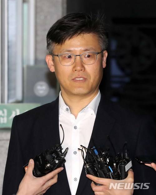 【서울=뉴시스】고범준 기자 = 지난 4일 오전 서울 구로구 천왕동 서울남부구치소에서 박근혜 정권의 '문고리 3인방'으로 불렸던 정호성 전 청와대 부속비서관이 만기 출소해 취재진 질문에 답변 하고 있다. 지난 2016년 11월 3일 긴급체포된 정 전 비서관은 청와대 비밀문서를 '비선실세' 최순실씨에게 유출한 혐의로(공무상 비밀누설) 같은달 구속됐다. 국정농단 공범으로 구속 기소된 피고인 중에 형기를 마치고 출소하는 것이 그가 처음이다. 2018.05.04. bjko@newsis.com