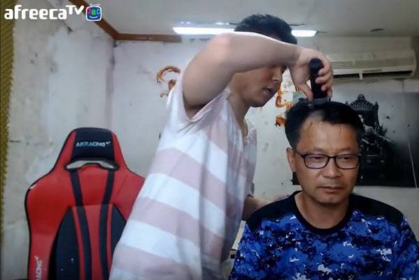 방송에서 장인의 머리를 밀고 있는 BJ철구. 아프리카TV 방송 화면 캡처