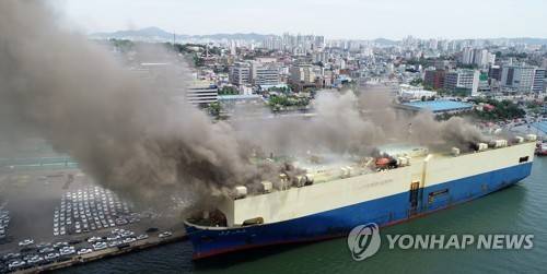 중고차 선적 선박에서 큰불 (인천=연합뉴스) 김도훈 기자 = 21일 오후 인천시 중구 인천항 1부두에서 화재가 발생한 5만t급 화물선에서 검은 연기가 피어오르고 있다. 이 선박은 리비아로 수출할 중고차 2천여 대를 1선적한 것으로 알려졌다. 2018.5.21      superdoo82@yna.co.kr