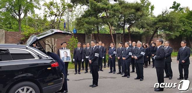 구본무 LG그룹 회장의 발인이 22일 오전 서울대병원에서 엄수됐다. 구본무 회장의 외아들인 구광모 LG전자 상무가 운구차를 향해  서 있는 모습. © News1 장은지 기자