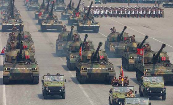 지난 2017년 4월 북한 김일성 전 주석 생일을 맞아 개최된 열병식에서 선두 지프차량 뒤로 130mm자주포에 이어 170mm 자주포가 모습을 보이고 있다. [사진 노동신문]