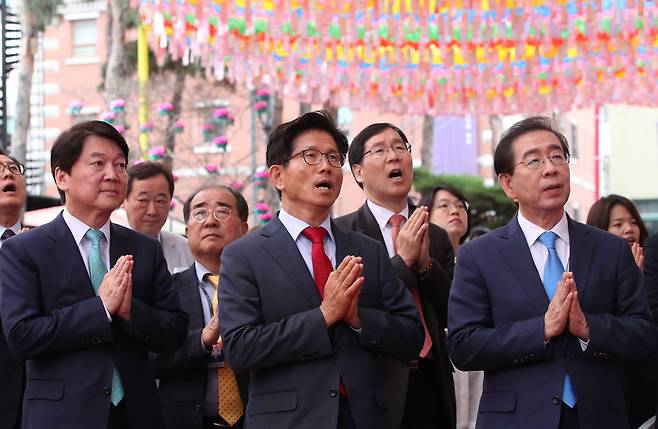 부처님오신날인 22일 오전 바른미래당 안철수 서울시장 후보(왼쪽부터), 자유한국당 김문수 후보, 더불어민주당 박원순 서울시장이 서울 종로 조계사에서 열린 봉축법요식에서 합장하고 있다. 오종택 기자 2018.5.22