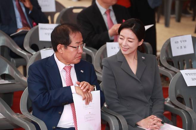 홍준표 자유한국당 대표와 배현진 서울 송파을 국회의원 재선거 후보가 22일 오전 서울 종로구 조계사에서 열린 부처님오신날 봉축법요식에서 대화를 나누고 있다. 2018.5.22/뉴스1