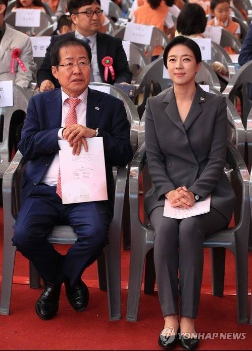 자유한국당 홍준표 대표(왼쪽)가 부처님오신날인 22일 오전 서울 종로 조계사에서 열린 봉축법요식에서 배현진 당 중앙선거대책위원회 대변인과 나란히 자리하고 있다. [연합뉴스]