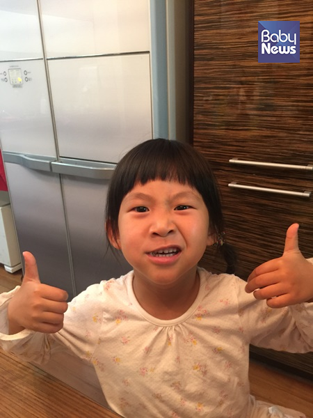 아빠의 요리 실력을 얼굴로 표현하는 아이. ⓒ노승후