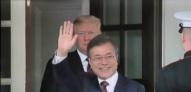 문재인 대통령이 도널드 트럼프 미국 대통령과 정상회담을 하기 위해 22일 낮(현지시각) 미국 워싱턴 백악관에 도착해 취재진을 향해 손을 들어 인사하고 있다. 와이티엔 화면 갈무리
