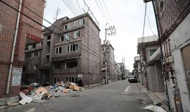 장위 4구역 재개발현장. 해당 지역 인근에 빌라 등이 이주가 마무리되어 오가는 사람이 없으며 거리에 각종 폐기물들이 쌓여있다. 김경호 선임기자 jijae@hani.co.kr