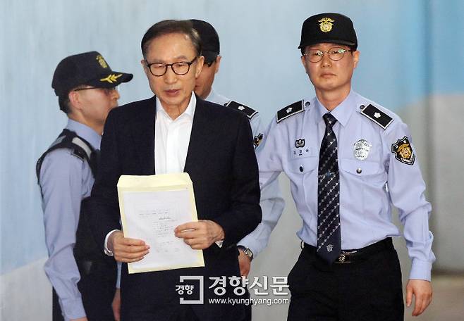 110억 원대 뇌물수수와 350억 원대 다스 횡령 등의 혐의로 구속된 이명박 전 대통령이 서울 서초구 서울중앙지방법원에서 열린 첫 공판에 출석하고 있다.2018.5.23 / 이준헌 기자