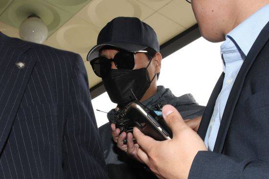 모델 성추행 의혹 관련해 동호회 회원 모집책으로 활동한 피고소인 A씨가 22일 오전 서울 마포구 마포경찰서에 출석하고 있다. 뉴시스