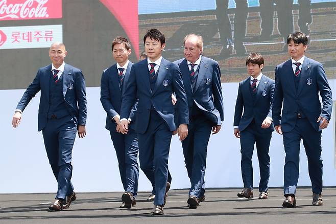 2018 러시아 월드컵에 출전하는 한국 축구 대표팀을 이끄는 신태용 감독과 코칭스태프들이 지난 21일 오전 서울 중구 서울시청광장에서 열린 출정식에 참석하고 있다. ⓒ유성호