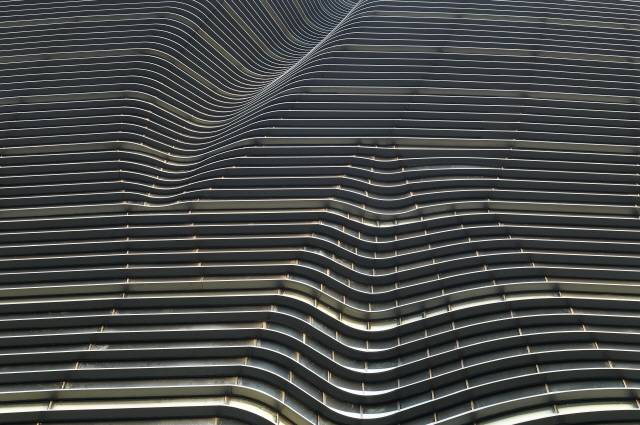 유리 커튼월을 따라 밖으로 돌출된 철재띠. 층마다 6개씩 레이어된 돌출띠는 건물 가까이 다가갈수록 중첩돼 투명했던 유리 건축물에 무게감이 더해진다. /사진제공=조병수건축연구소·김용관 사진작가