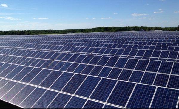 캐나다 온타리오주 태양광발전소. 스마트폰, 태양전지 등 첨단 전자산업 분야에서는 희토류를 사용하지 않는 곳이 없을 정도다. / 경향신문 자료사진