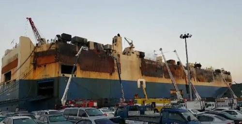 연기 잦아든 화물선…진화 작업 사흘째 [인천소방본부 제공=연합뉴스]