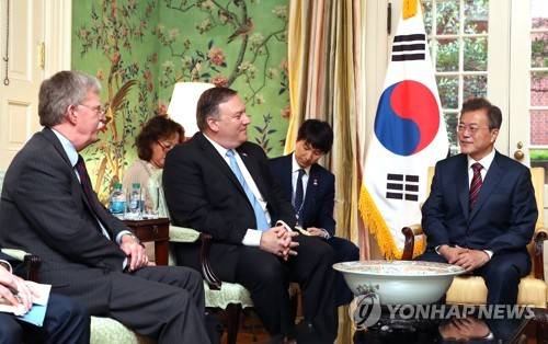 문재인 대통령과 면담하는 마이크 폼페이오 국무장관, 존 볼턴 백악관 국가안보보좌 [워싱턴=연합뉴스]