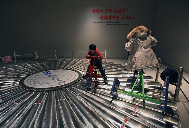 오시리아역에서 가까운 국립부산과학관은 만지고 체험하며 즐기는 과학기술 체험관이다.