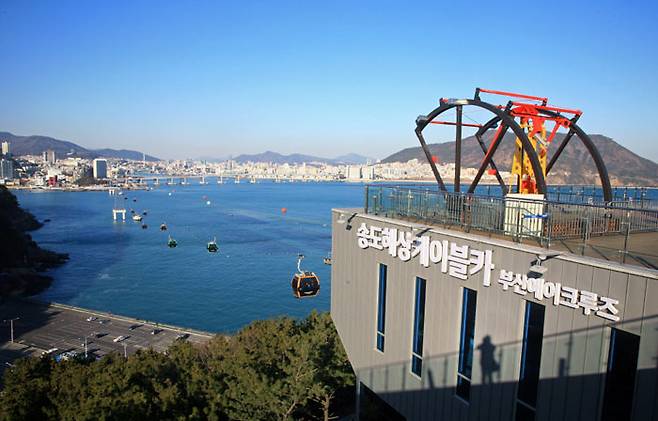 송도스카이파크 옥상전망대에서 바다 위에 점점이 떠오는 케이블카가 보인다.