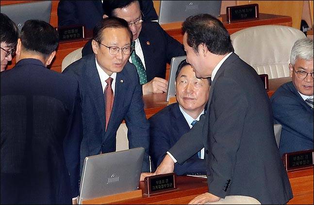 24일 열린 국회 본회의에서 문재인 대통령이 발의한 개헌안이 상정돼 여당인 더불어민주당 의원들이 표결에 참여하는 가운데 이낙연 국무총리와 홍영표 더불어민주당 원내대표가 대화를 나누고 있다. 이날 본회의에 상정된 개헌안 표결은 자유한국당, 바른미래당, 민주평화당, 정의당 등 야당의 불참으로 의결정족수 미달로 불성립 돼 무산됐다.   ⓒ데일리안 박항구 기자