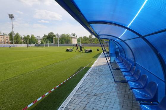 스파츠타크 훈련장 벤치. 지난 23일 관계자들이 잔디관리를 하고 있다. [연합뉴스]