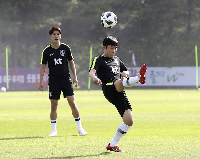 고요한(오른쪽)과 이청용이 게임을 하고 있다. 임현동 기자