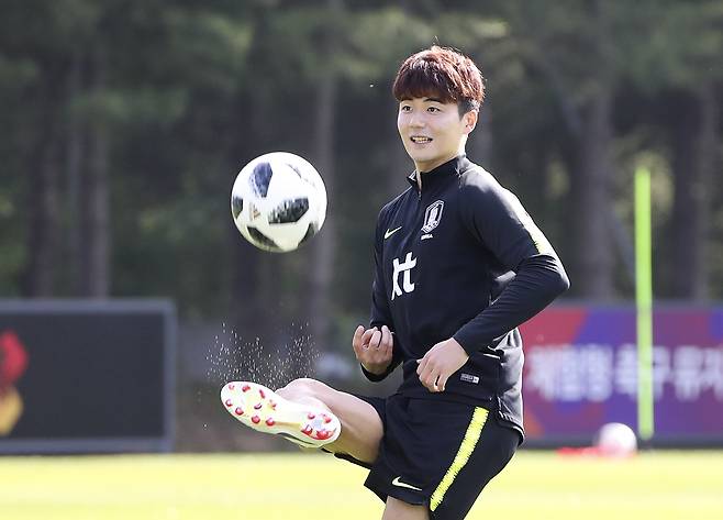 축구대표팀 주장 기성용이 24일 파주NFC에서 훈련 전 동료들과 게임을 하고 있다. 임현동 기자