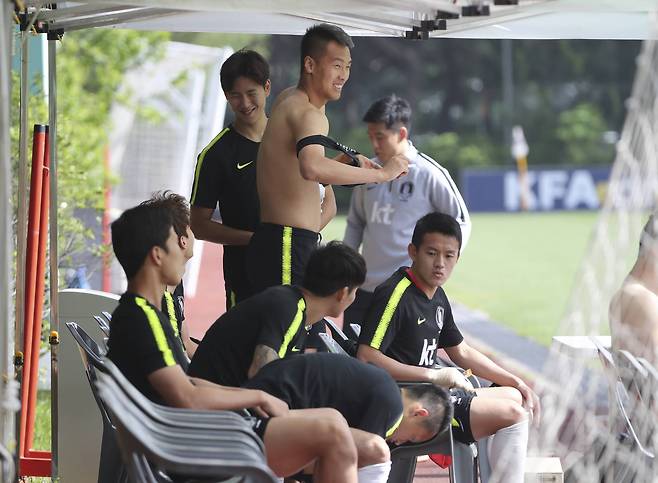 대표팀 공격수 김신욱이 훈련 전 옷을 갈아입고 있다. 임현동 기자