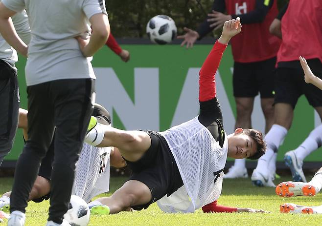 24일 오후 파주NFC에서 손흥민이 스트레칭하고 있다. 임현동 기자