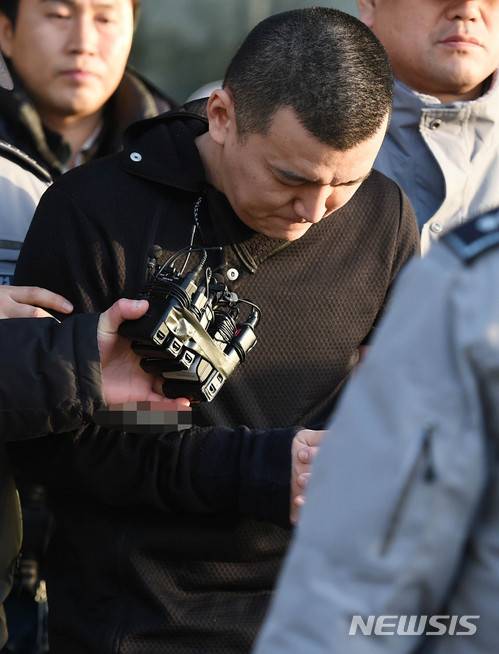 【용인=뉴시스】이정선 기자 = 강도살인 등 혐의로 구속된 친모 일가족 살해범 김성관(35)씨가 19일 오전 경기 용인동부경찰서에서 수원지방검찰청으로 송치되고 있다. 2018.01.19. ppljs@newsis.com