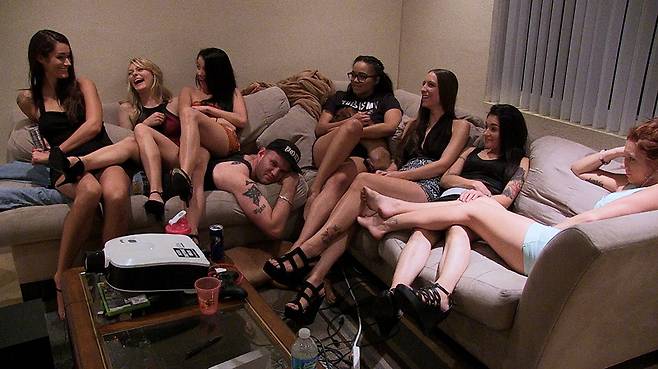 '라일리의 집'에는 트레사뿐만 아니라 많은 어린 여성들이 함께 지낸다. 그중 상당수는 3개월 안에 포르노 업계를 떠나고, 또 다른 여성들이 그 자리를 재빠르게 채운다.  ⓒNetflix