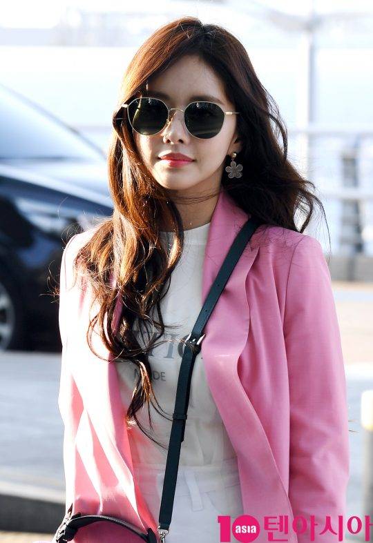 배우 한보름이 25일 오전 방송 촬영차 인천국제공항을 통해 일본으로 출국하고 있다.