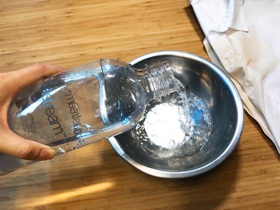 탄산수에 커피 얼룩이 생긴 옷을 담가 놓는다.