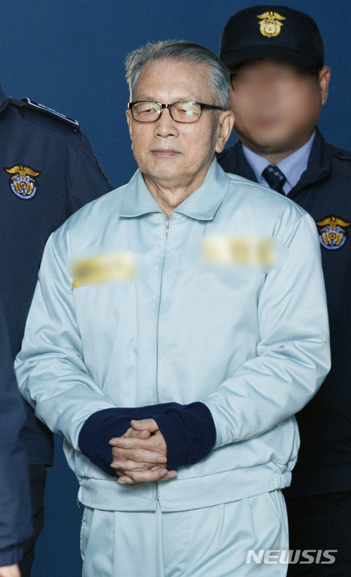 【서울=뉴시스】김선웅 기자 = 김기춘 전 청와대 비서실장이 지난 1월23일 서울 서초구 서울고등법원에서 열린 항소심 선고 공판에서 징역 4년을 선고받은 후 법원을 나서고 있다. 2018.01.23.    mangusta@newsis.com