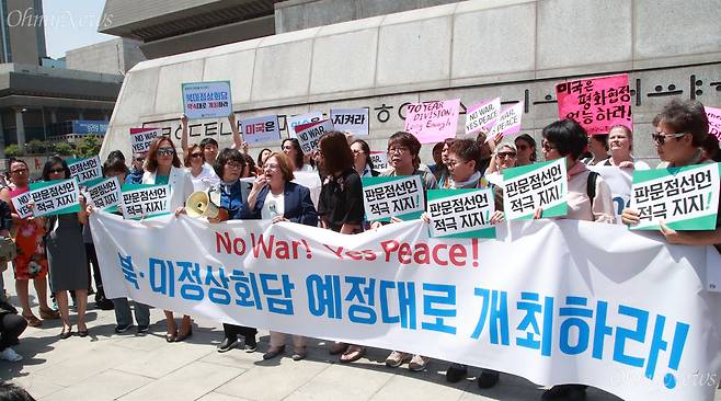 노벨평화상 수상자인 메어리드 맥과이어씨가 25일 오전 서울 종로구 광화문광장에서 열린 기자회견에 참석해  트럼프 미국 대통령의 북미정상회담 돌연 취소를 규탄하며 한반도 평화를 위해 북미정상회담 개최를 촉구하고 있다. ⓒ유성호